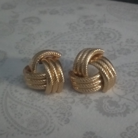 BNWT BEAUTIFUL LG GOLD-TONE KNOT STYLE EARRINGS - Picture 3 of 7